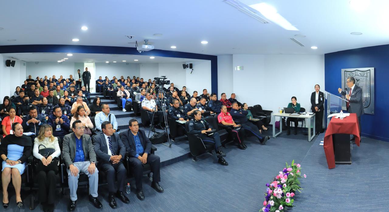 Llama Rector de la UATx a transformar la policía en una fuerza más ética y cercana a la comunidad